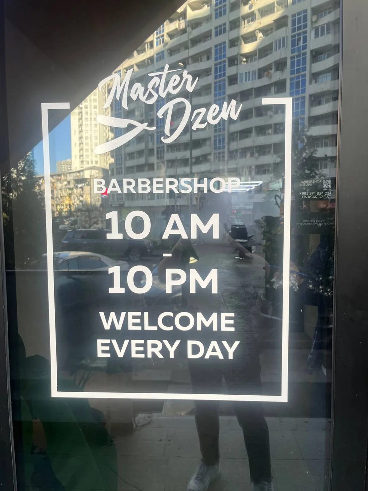 Вывеска с часами работы на двери Master Dzen