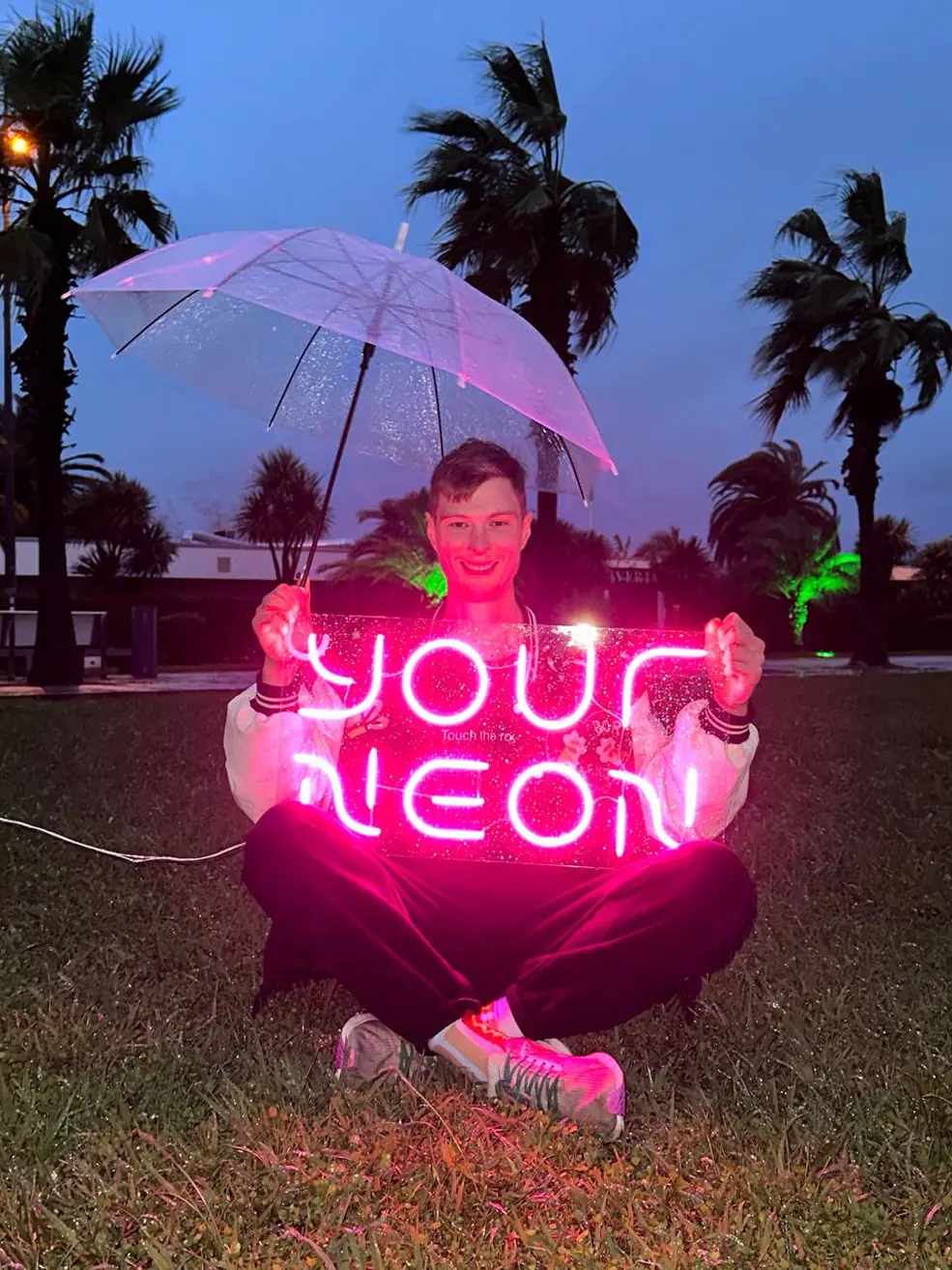 Неоновая вывеска с логотипом YOUR NEON